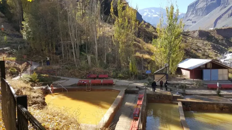 Piscinas termales de Baños Morales en un valle cordillerano