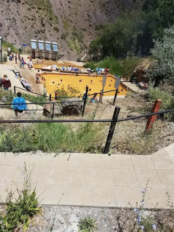 Visitantes en una piscina termal de Baños Morales
